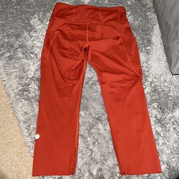 Lululemon Cropped Leggings W/Side Pockets Size 6 - Picture 9 of 9